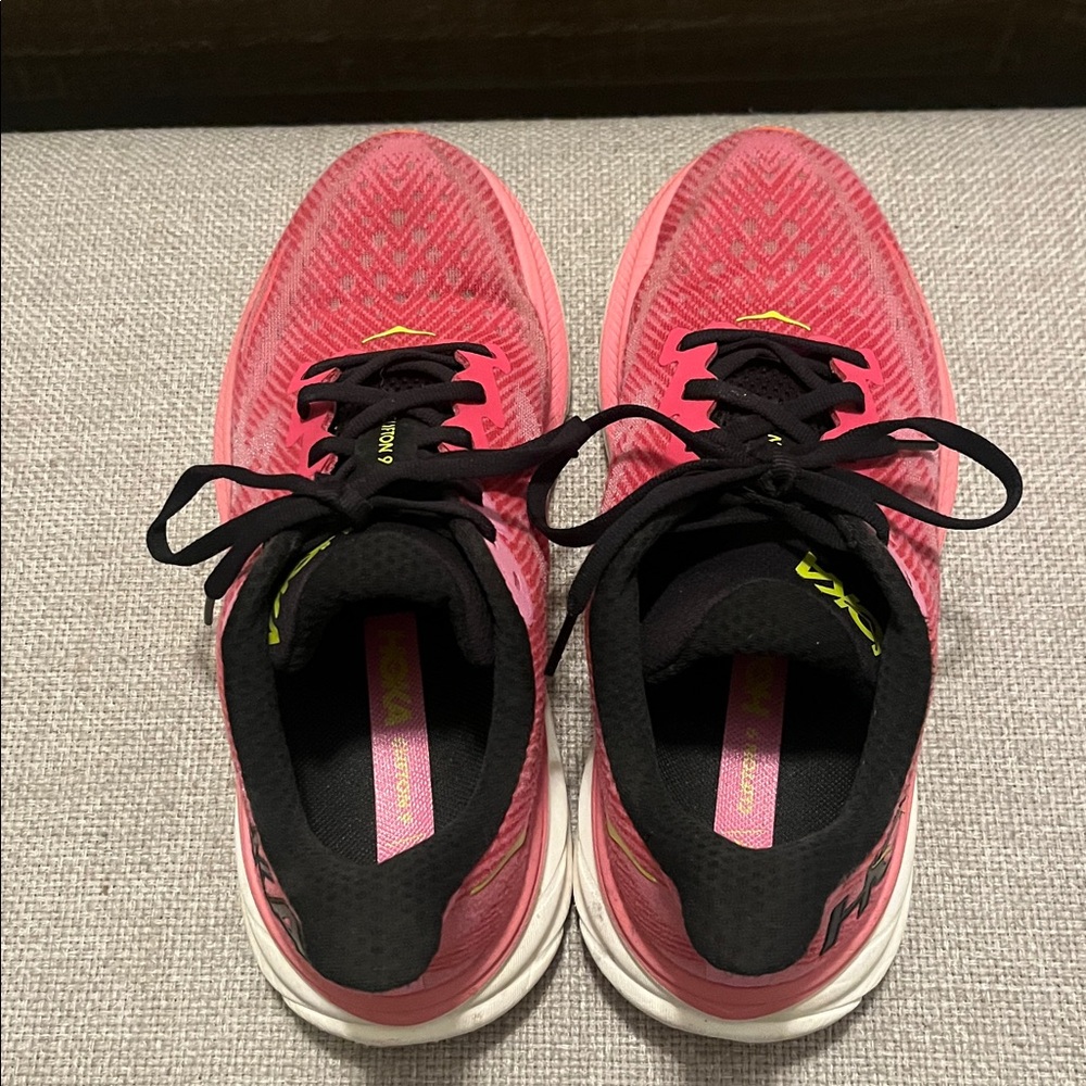 Hoka Clifton 9 fuchsia color sneakers, size 8. - Picture 4 of 10